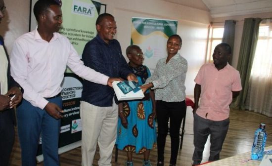 DC’s receive notepads from FARA to make their work more efficient